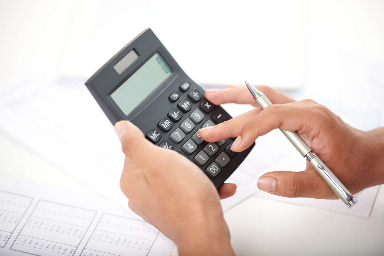 Pessoa usando calculadora para calcular o IPTU SC 2024